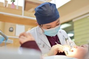 Can Veneers Fall Off? | Guide To Veneers Read More About The Article Can Veneers Fall Off? | Guide To Veneers