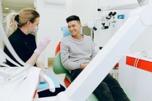 Which Is Better: Dentures Or Dental Implants? Read More About The Article Which Is Better: Dentures Or Dental Implants?