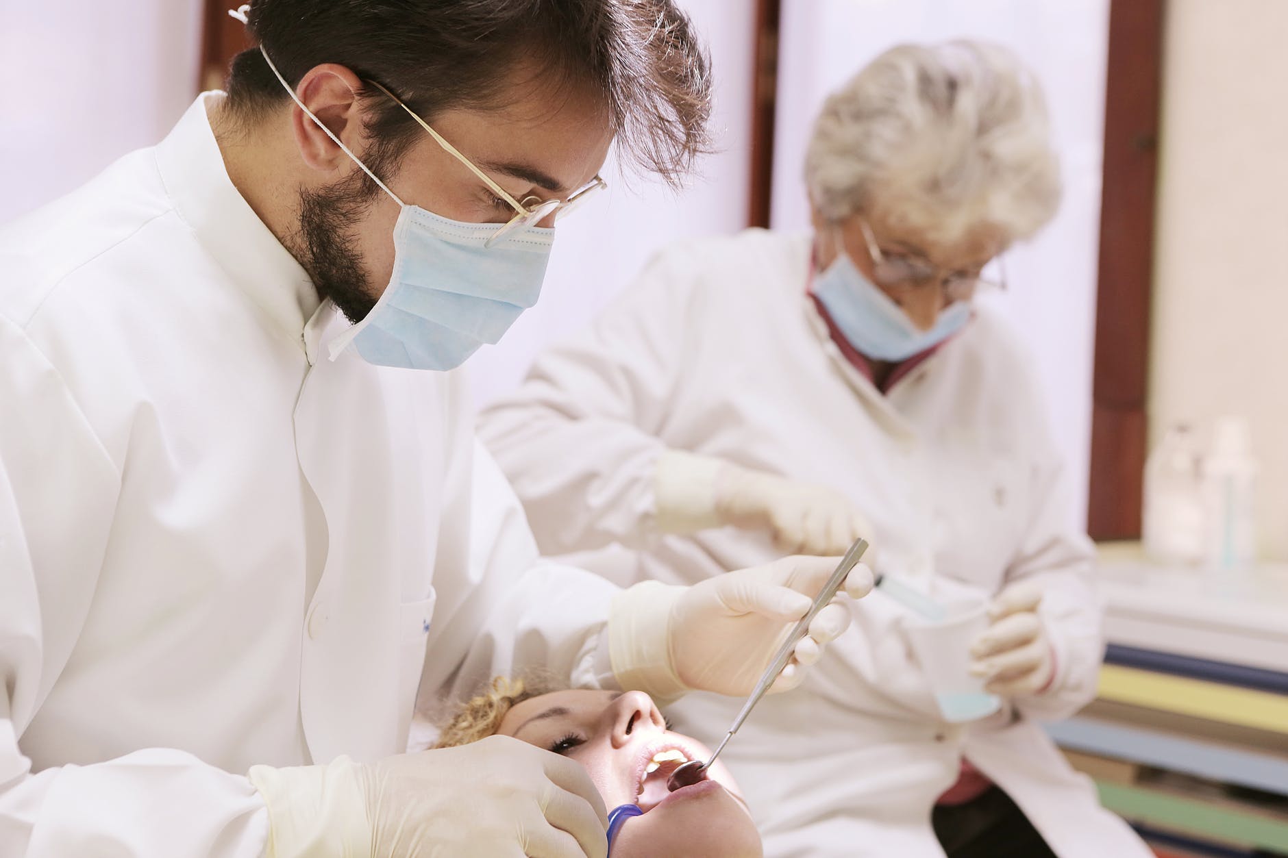 Read More About The Article Teeth Bonding Vs Veneers For A Beautiful Smile